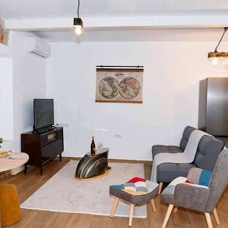 Captain Theo'S Modern Apartment Maria Lefkímmi Exterior foto